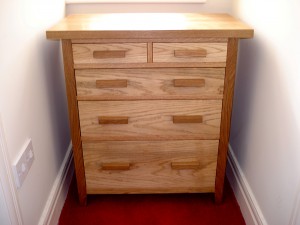 Chest of drawers with locking compartment in oak