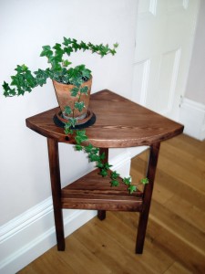 Corner table in stained pine